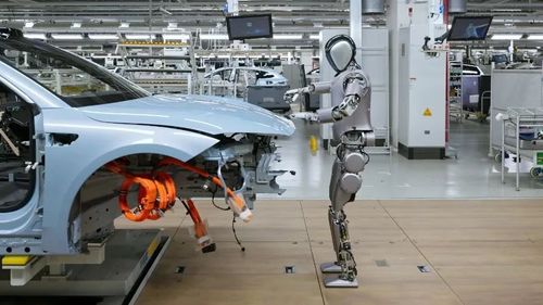 中美人形機器人涌入汽車工廠 硬氪視角下的智能化未來與二手市場變局
